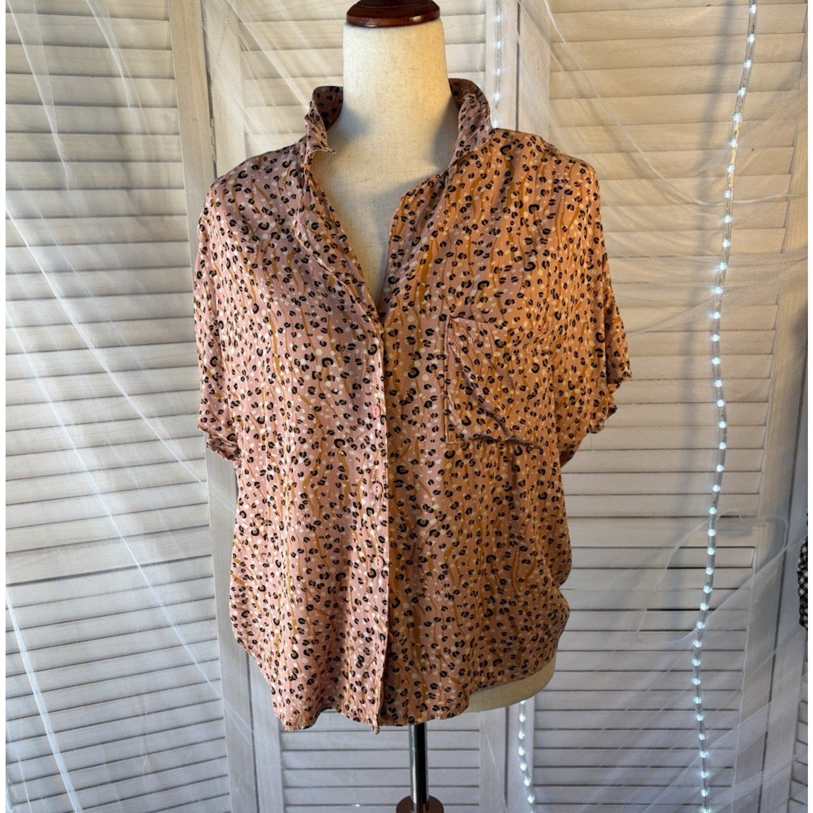 daytrip Pink Leopard Animal Print Button-Up Collared Short Sleeve Rayon Woven M