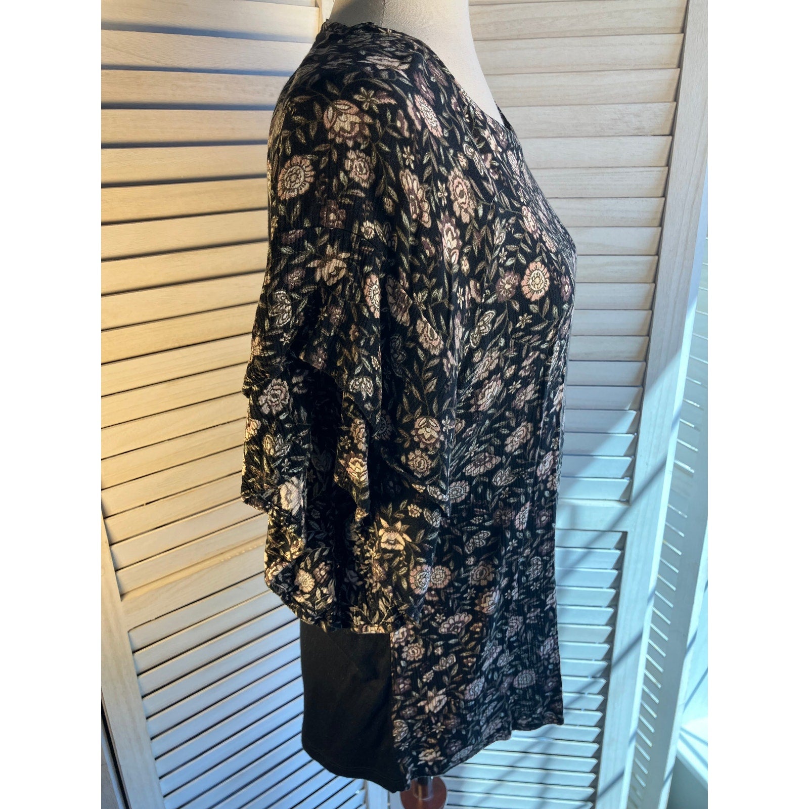 Maurices Floral and black 3/4 length sleeve top
