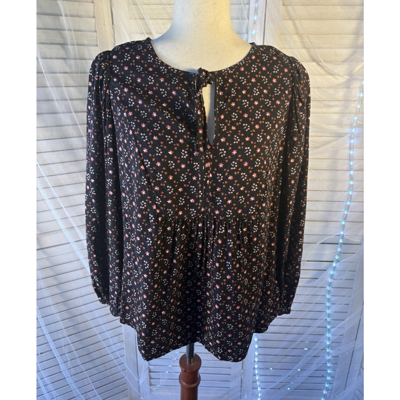 Universal Thread Black Floral Tie Neck Blouse Round Neck Woven Rayon M