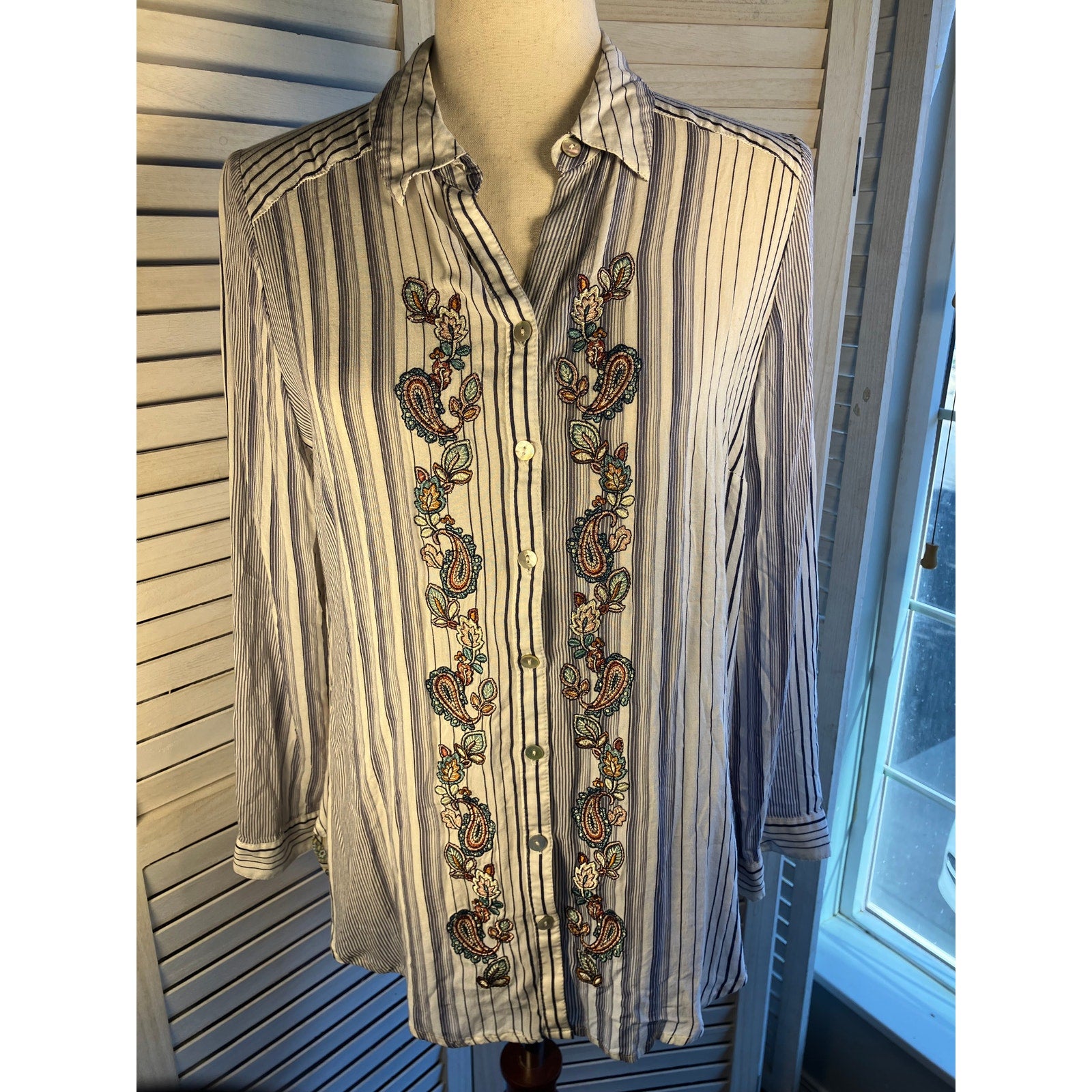Womens button up embroidered blouse Size Small