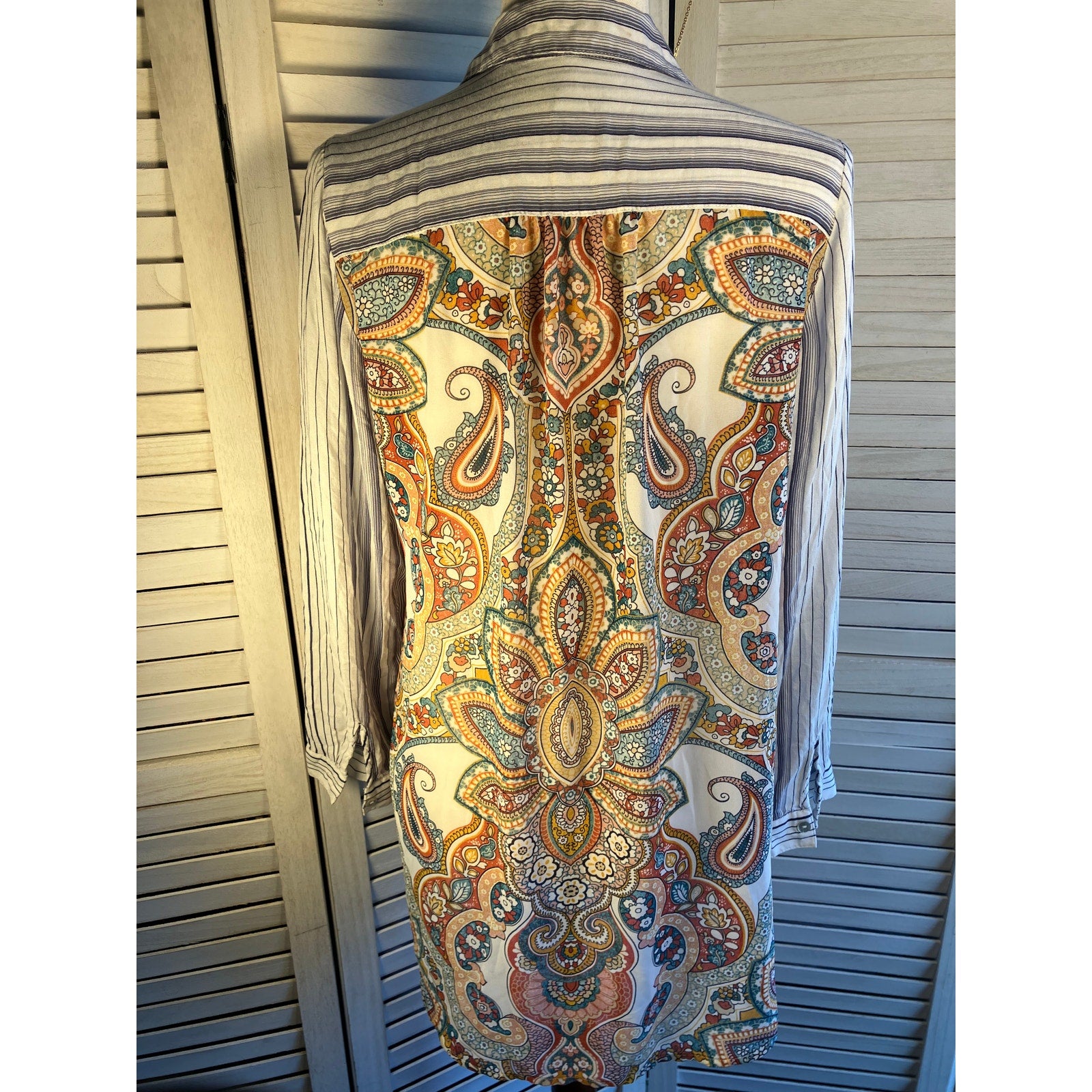 Womens button up embroidered blouse Size Small